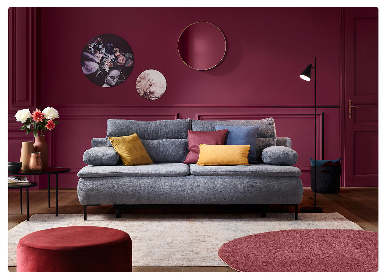 Weinrote Wandfarbe im Wohnzimmer, Sofa, Couch, Wohnzimmermöbel