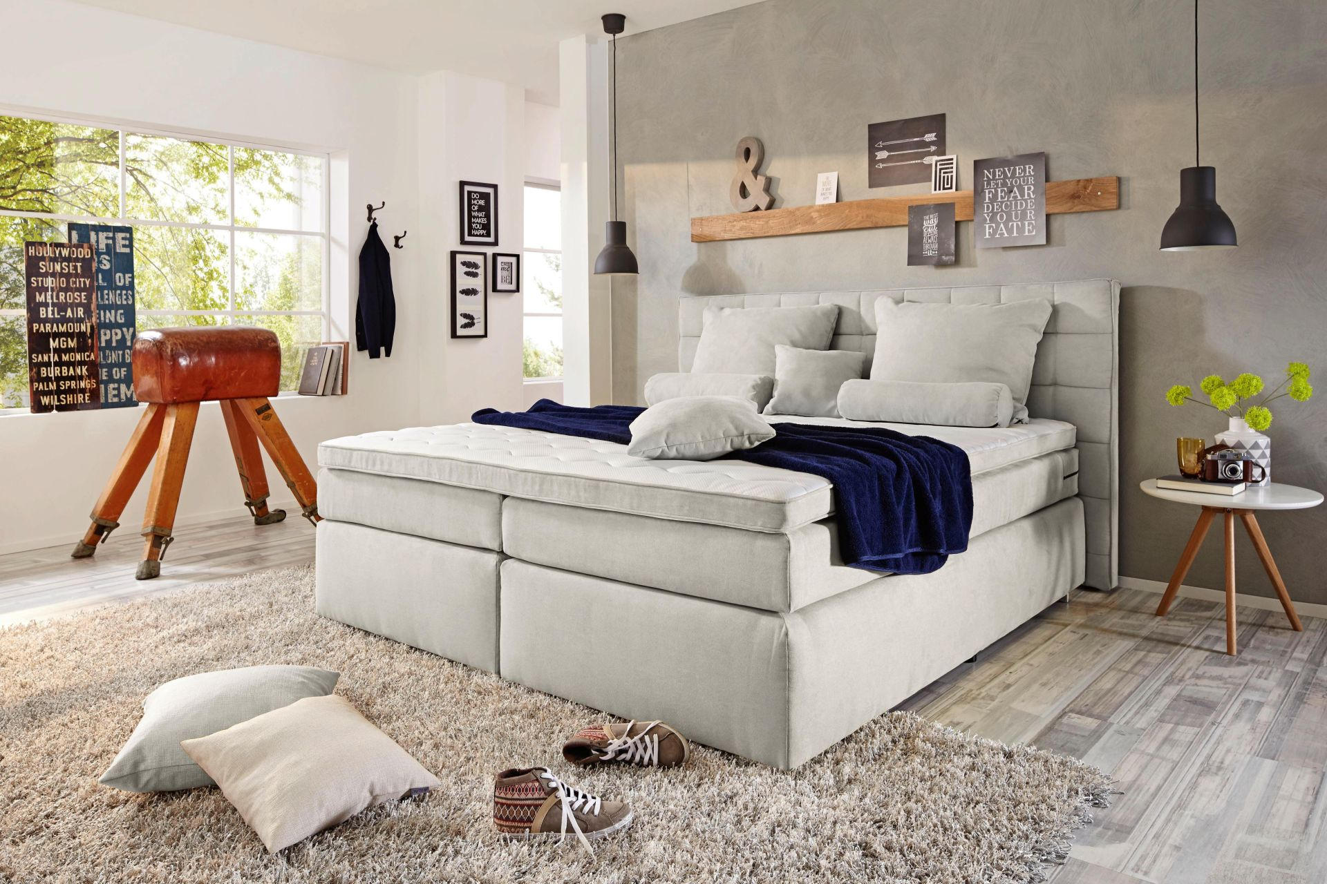 Bijeli boxspring krevet marke Novel