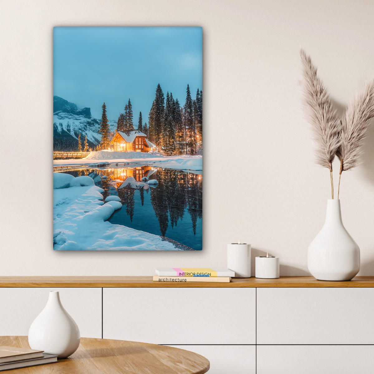 LEINWANDBILD Winterlandschaft - Natur - Haus - Berge - Schnee Wanddeko Schlafzimmer 60x90 cm - Hellblau, Textil (60/90cm) - MuchoWow