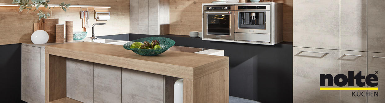 Küche in Stone und Holz-Optik mit Kochinsel