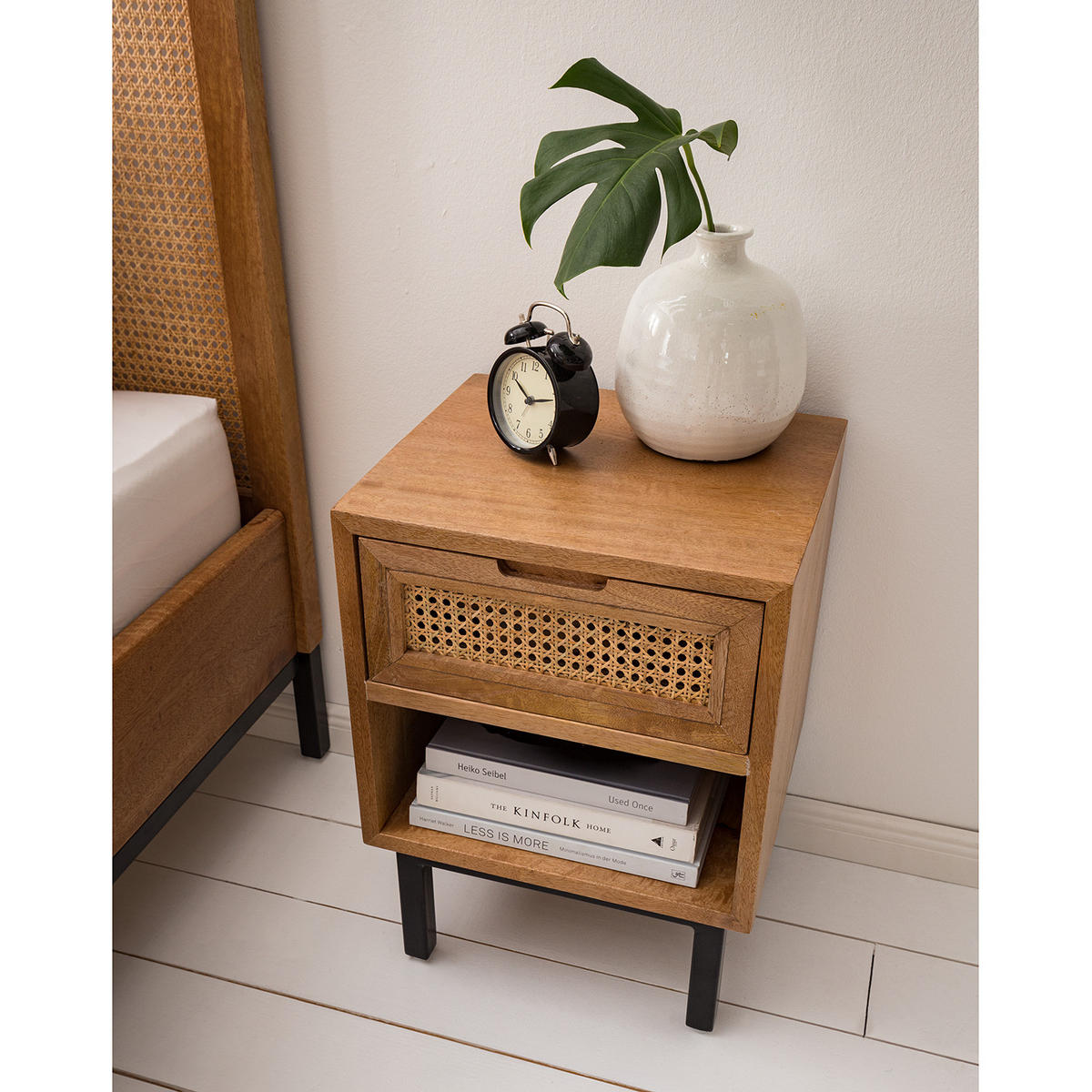 NACHTKOMMODE - Mango massiv / Wiener Geflecht - Beige/Schwarz, Naturmaterialen/Holz (40/55/35cm) - home24