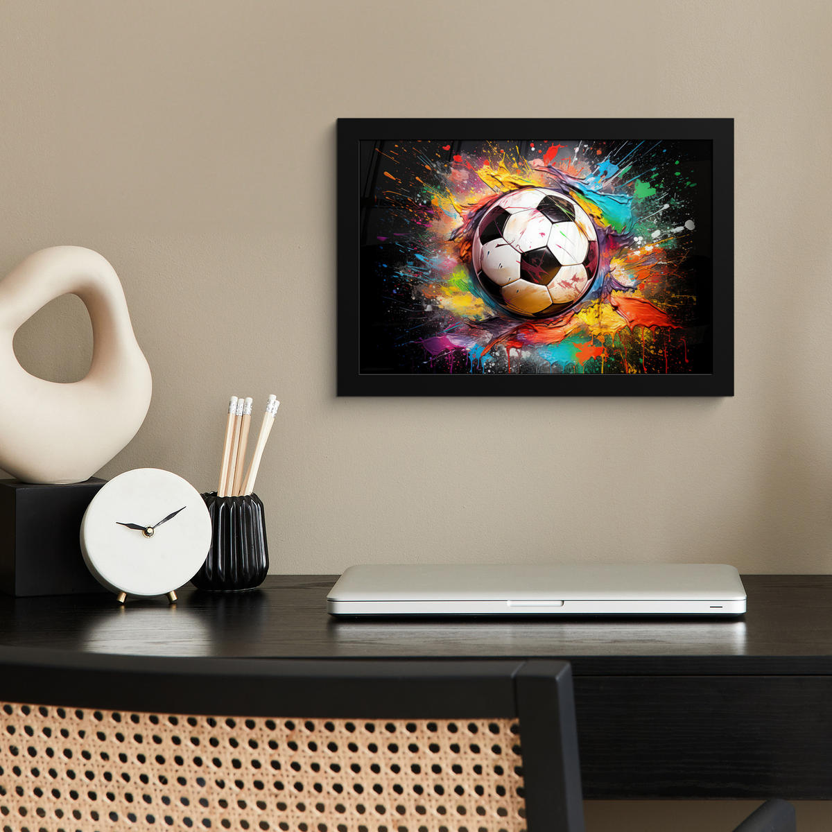 POSTER MIT RAHMEN Fußball - Farbe - Farben - Schwarz - Weiß 30x20 cm - Weiß, Papier (30/20cm) - MuchoWow