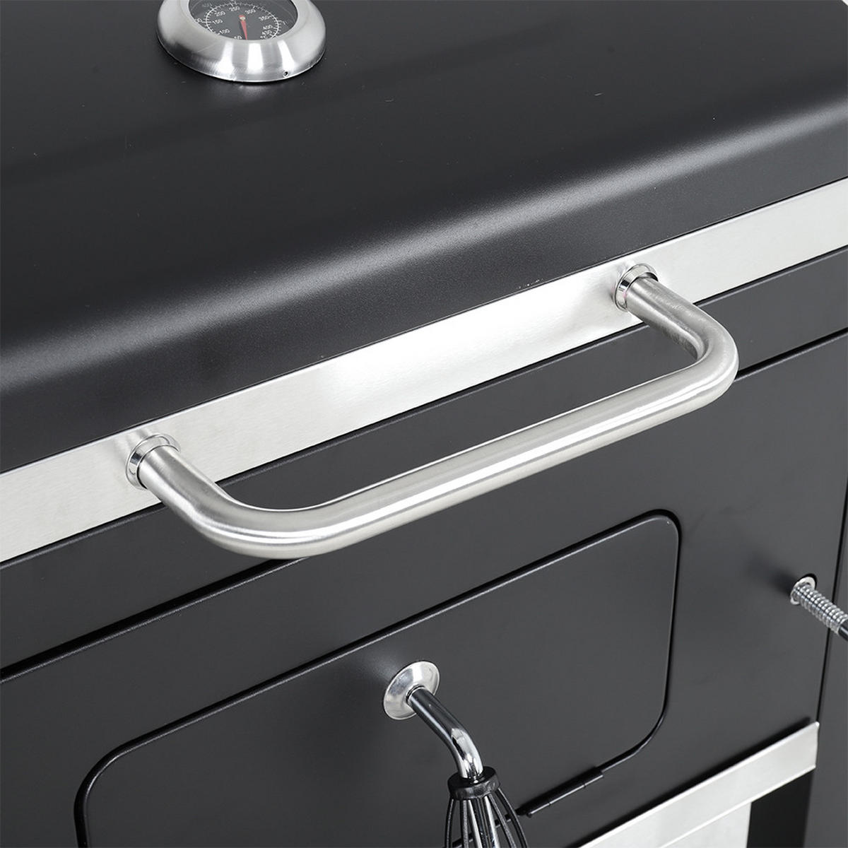 HOLZKOHLEGRILL aus Karbonstahl in Schwarz Tragbarer Outdoor BBQ 2 Seitentischen Temperaturbereich: 100-800°F 138cm B x 48.5cm T x 108cm H - Schwarz, Metall (138/108/48.5cm) - Livingandhome