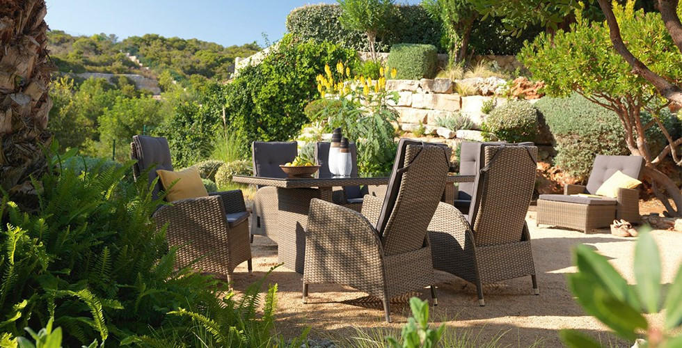 Loungemöbel und dazu passender Tisch, hellgrau,  bei XXXLutz.