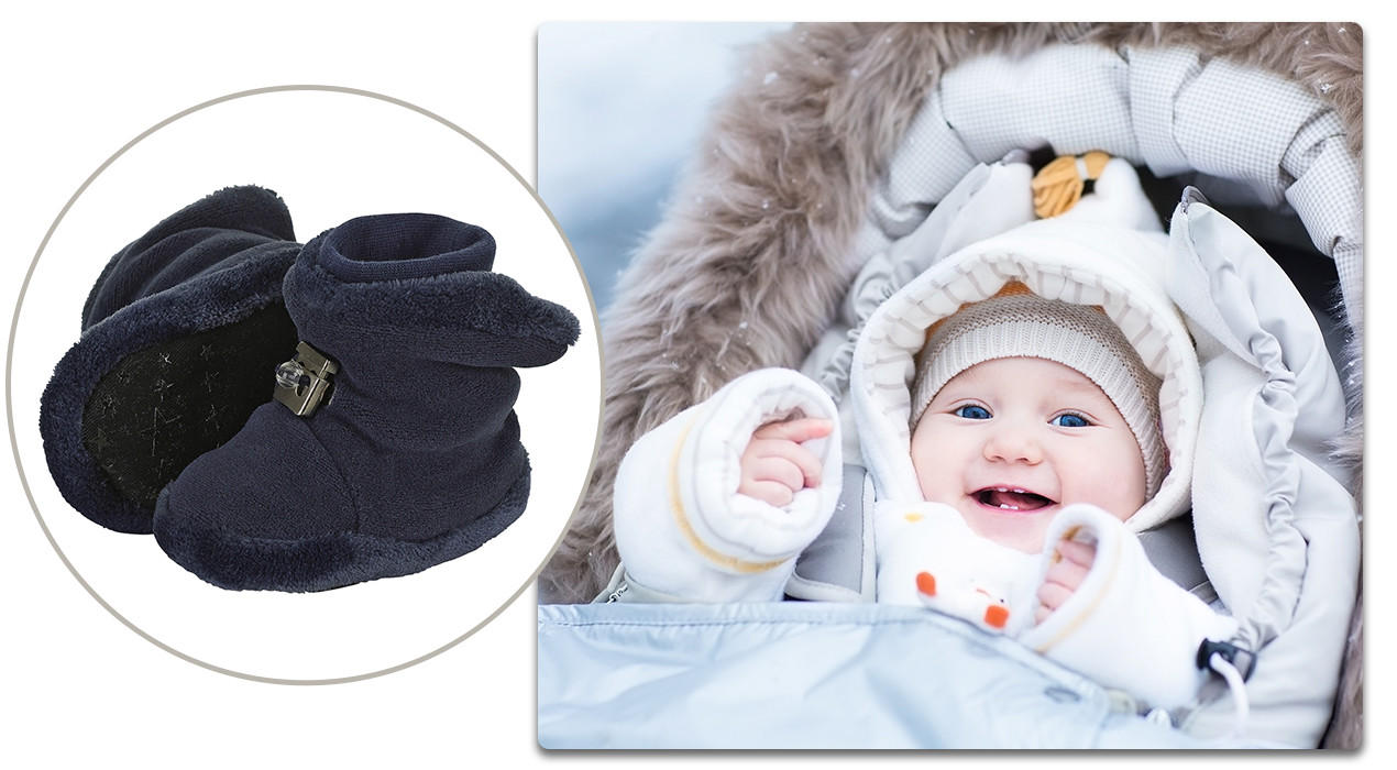 Kind mit dicker Jacke im Kinderwagen und Winterschuhen als Freisteller