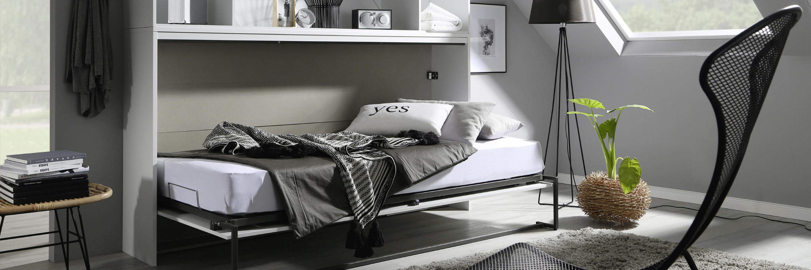 Praktisches Klappbett in Weiss