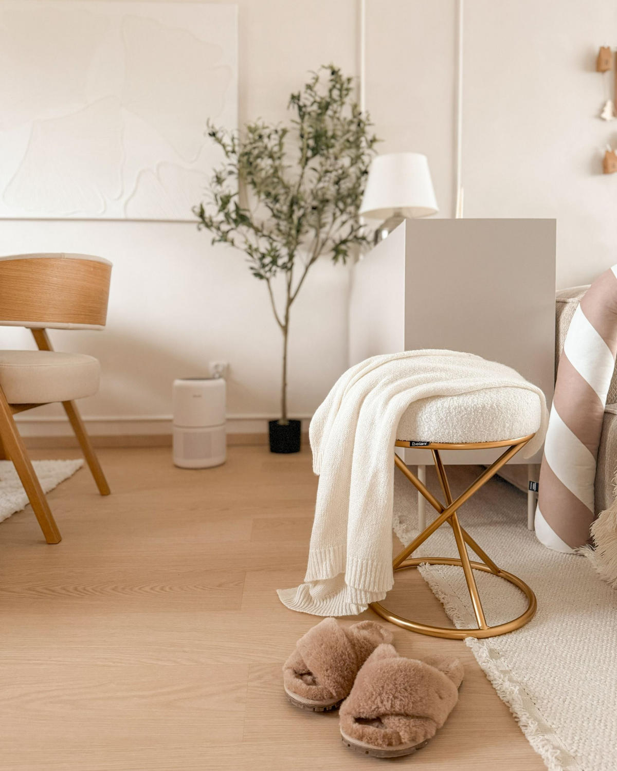HOCKER Cremeweiß Presho - Goldfarben/Weiß, Textil (35/45/35cm) - Beliani