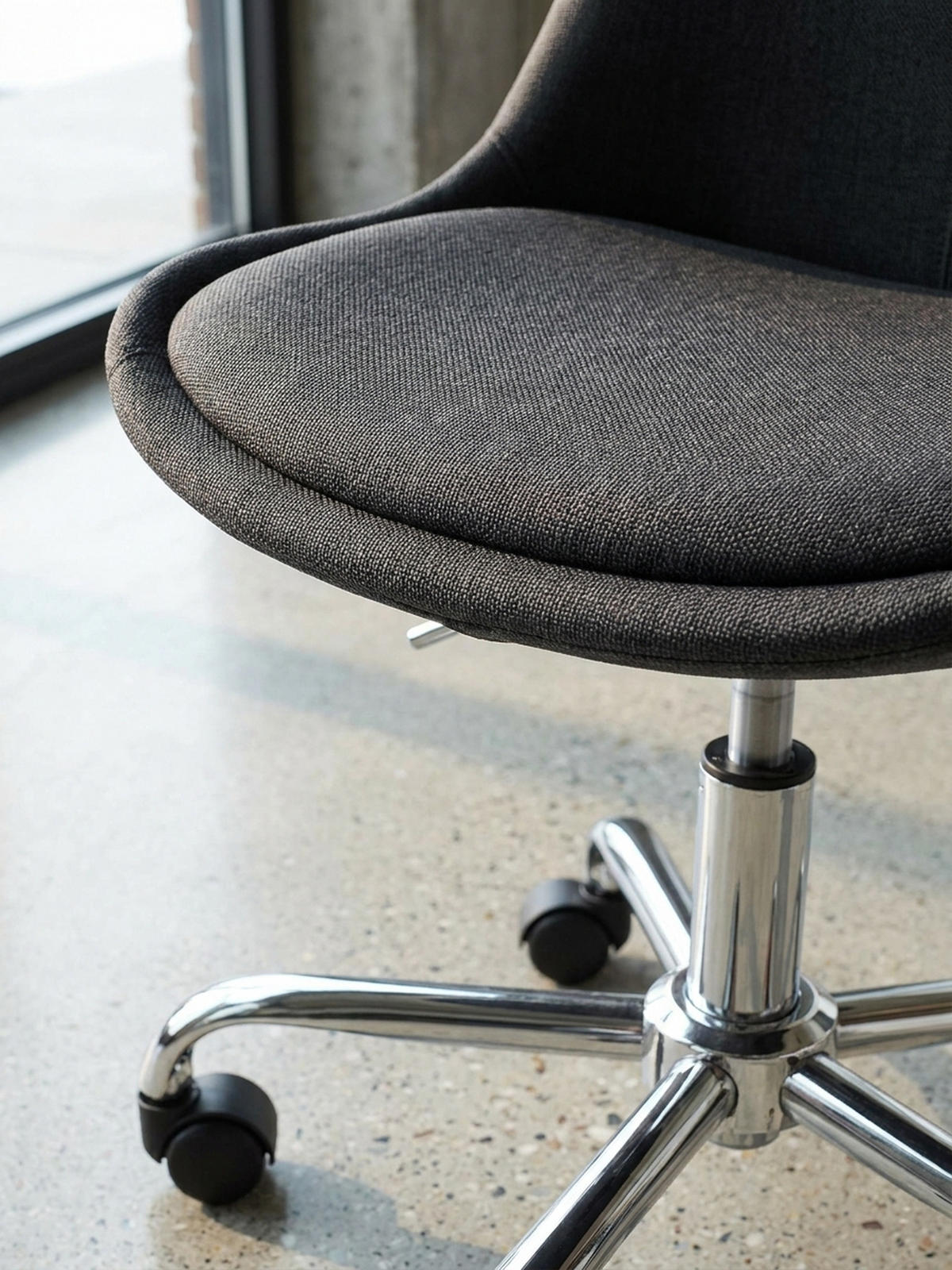 SCHALENSTUHL mit 360° Drehfunktion MESCHIO, Schwarz 65x65x94 cm - Silberfarben/Schwarz, Textil/Metall (65/94/65cm) - KADIMA DESIGN