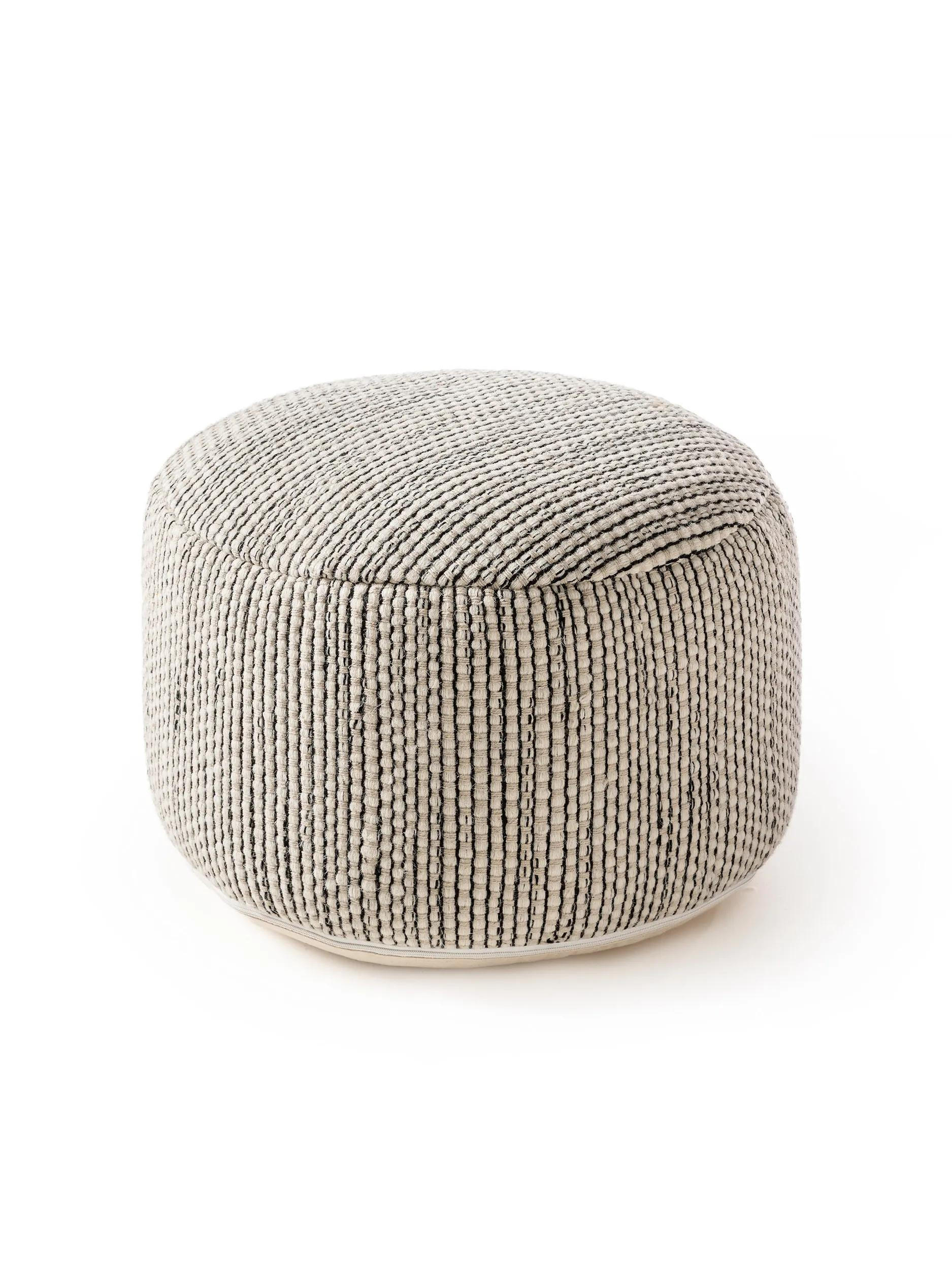 WOLL-POUF handgefertigt Rocco Beige/Schwarz 55x55x30 cm - Beige, Textil (55/30/55cm) - benuta Pure