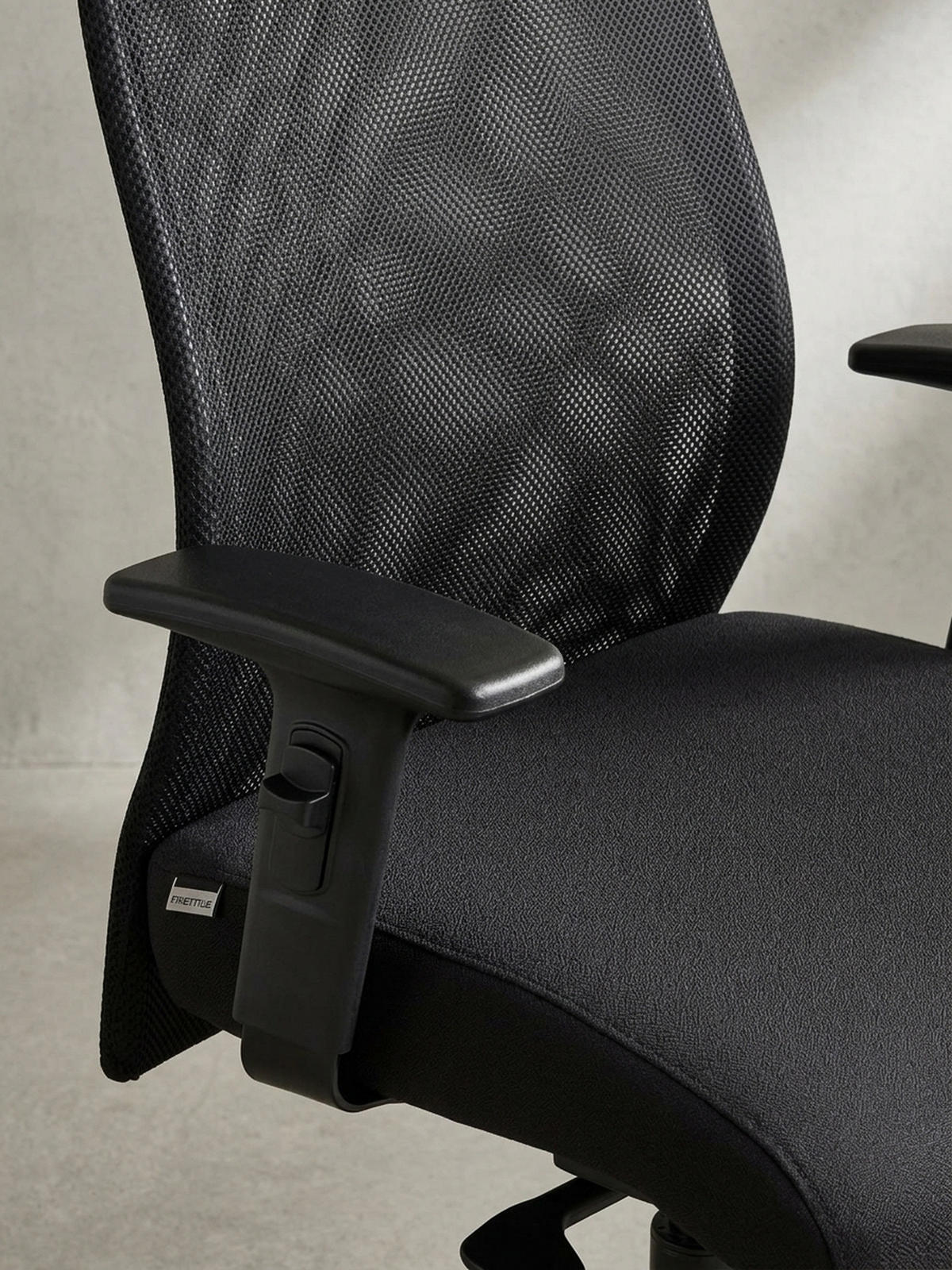 BÜROSTUHL Schwarz Netz mit 3-Punkt-Synchronmechanik, Nylonfuß und Teppichrollen PARMA - Schwarz, Textil (65/113/65cm) - KADIMA DESIGN