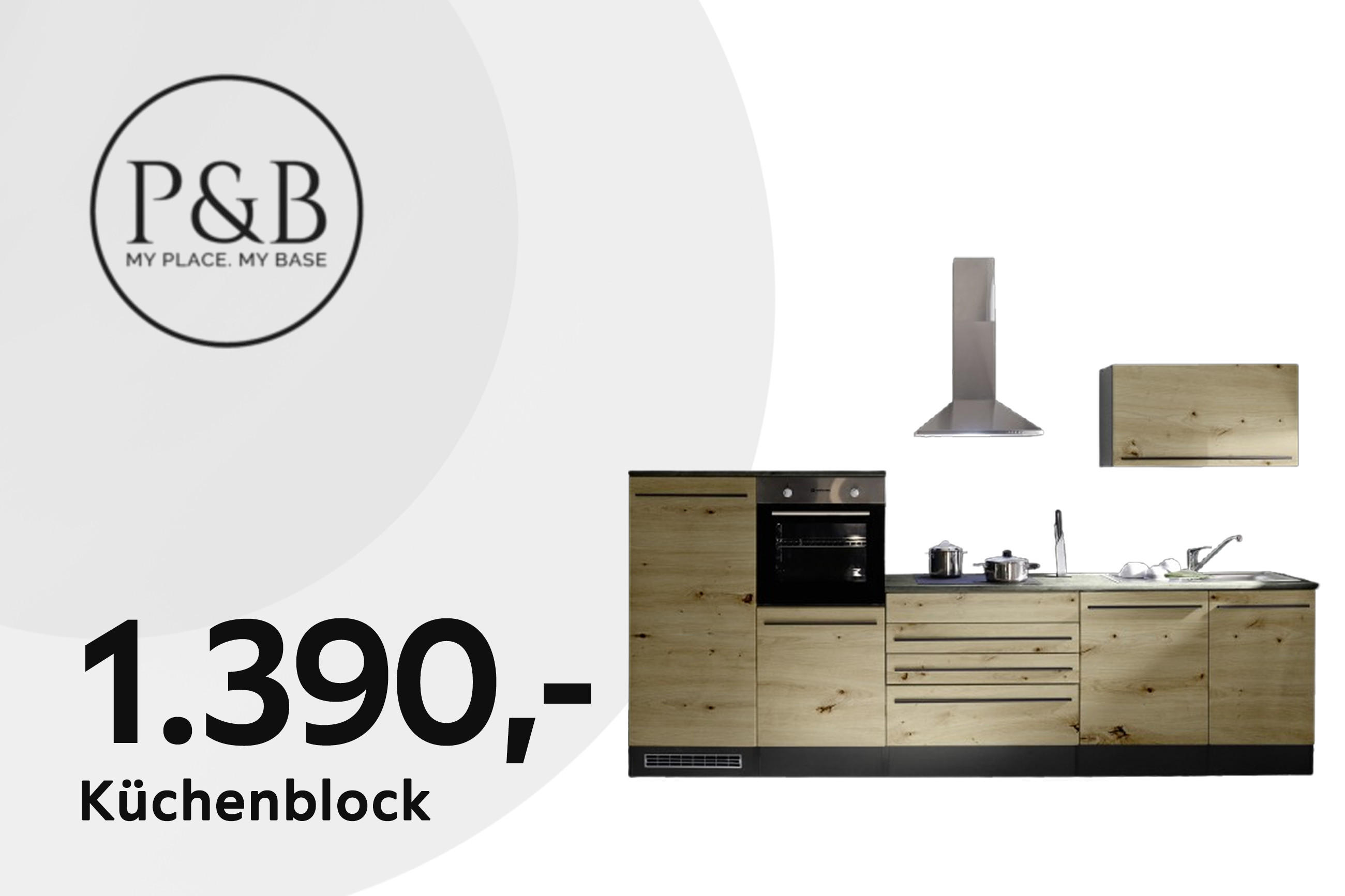 Produkt-Teaser „PB – My Place. My Base“: Küchenblock für 1.390,-; abgebildet ist eine Küchenzeile in Holzoptik mit Backofen, Kochfeld, Spüle, Dunstabzugshaube und Hängeschrank.
