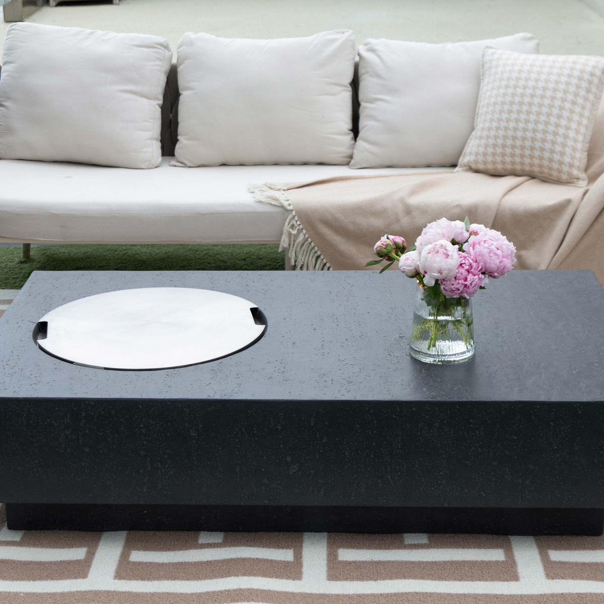 FEUERTISCH Metropolis Gasfeuerstelle aus GF-Beton - 4-tlg. Set inkl. Glasumrandung, Brennerabdeckung und Gasflaschen-Abdeckung - Dunkelgrau, Naturmaterialien (81/35/142cm) - Elementi