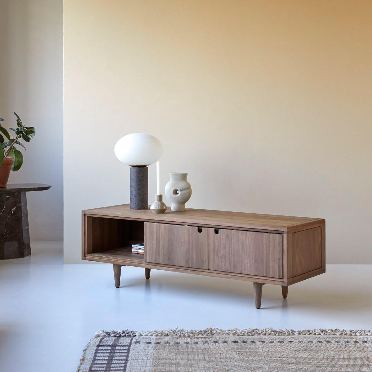 TV-SCHRANK Jonàk Dunkelbraun aus Walnuss - Dunkelbraun, Holz (140/45/45cm) - Tikamoon