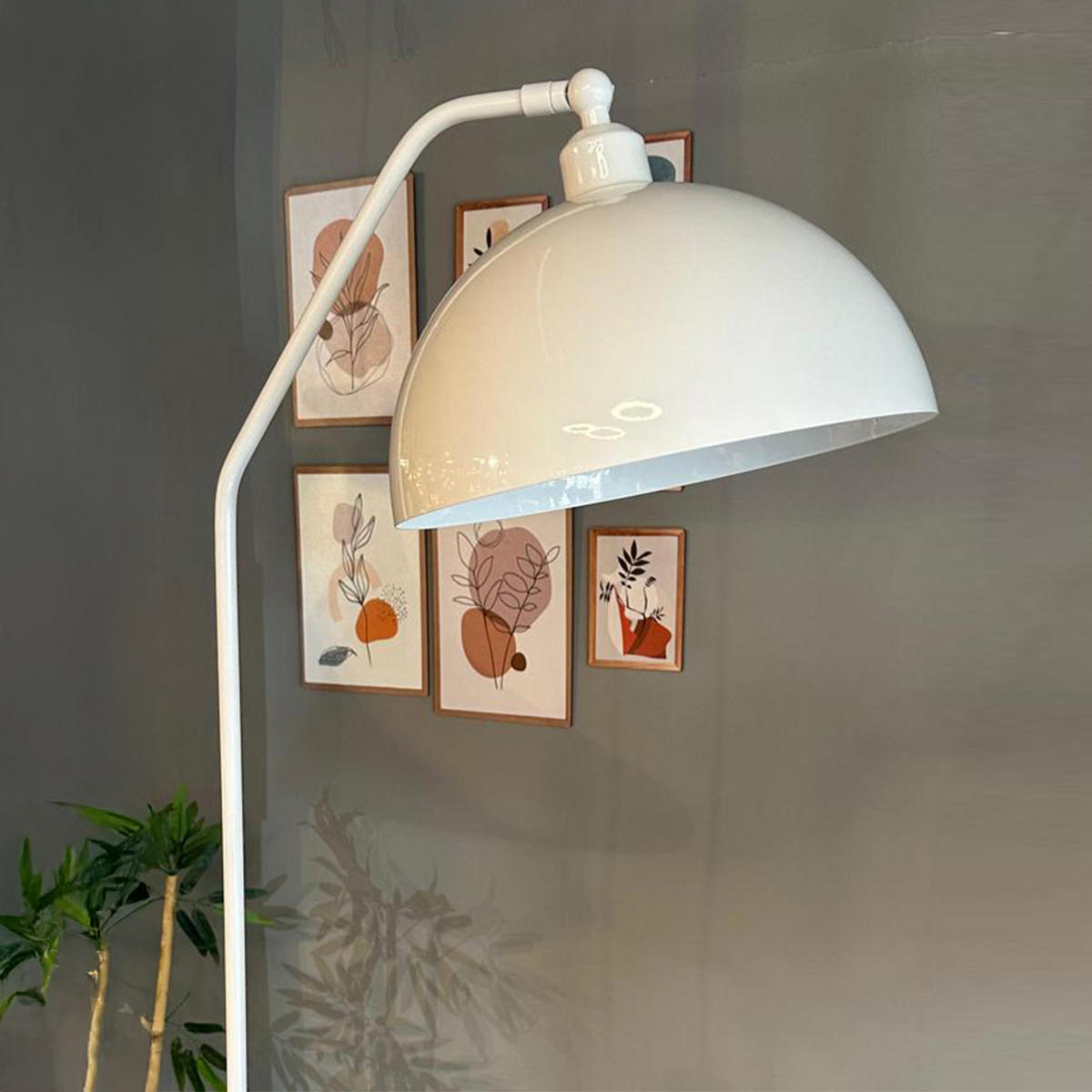 STEHLAMPE Helvik aus Metall mit E27, verstellbarer Lampenschirm - Weiß, Metall (37/37/170cm) - Bamyum