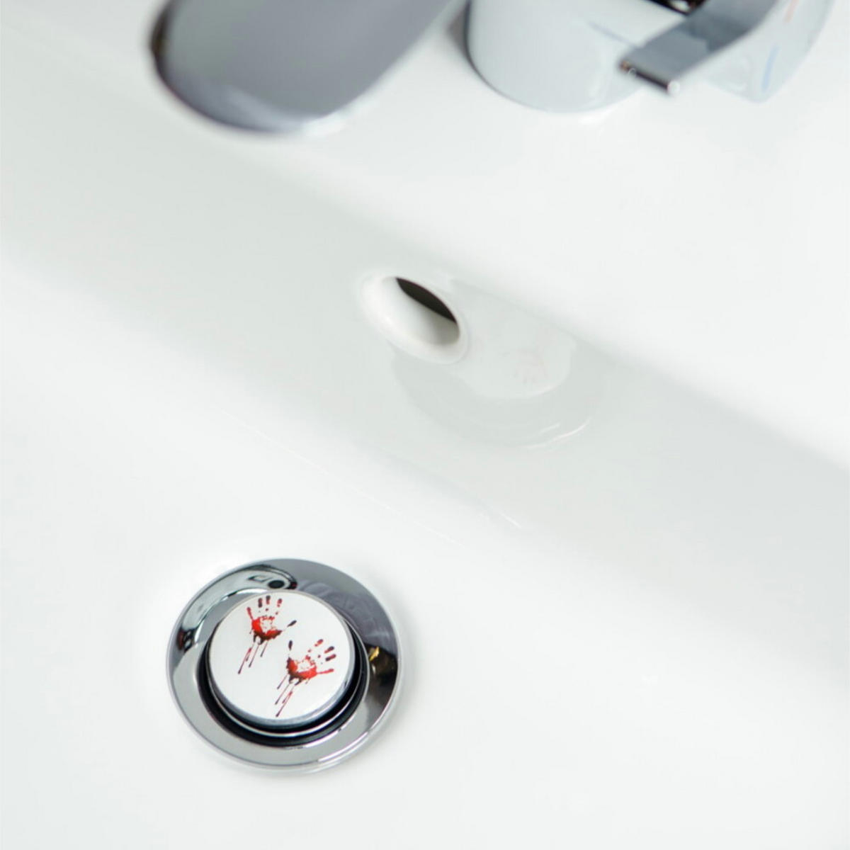 WASCHBECKENSTÖPSEL Blood Hands - Rot, Kunststoff/Metall (4/7/7cm) - Sanilo