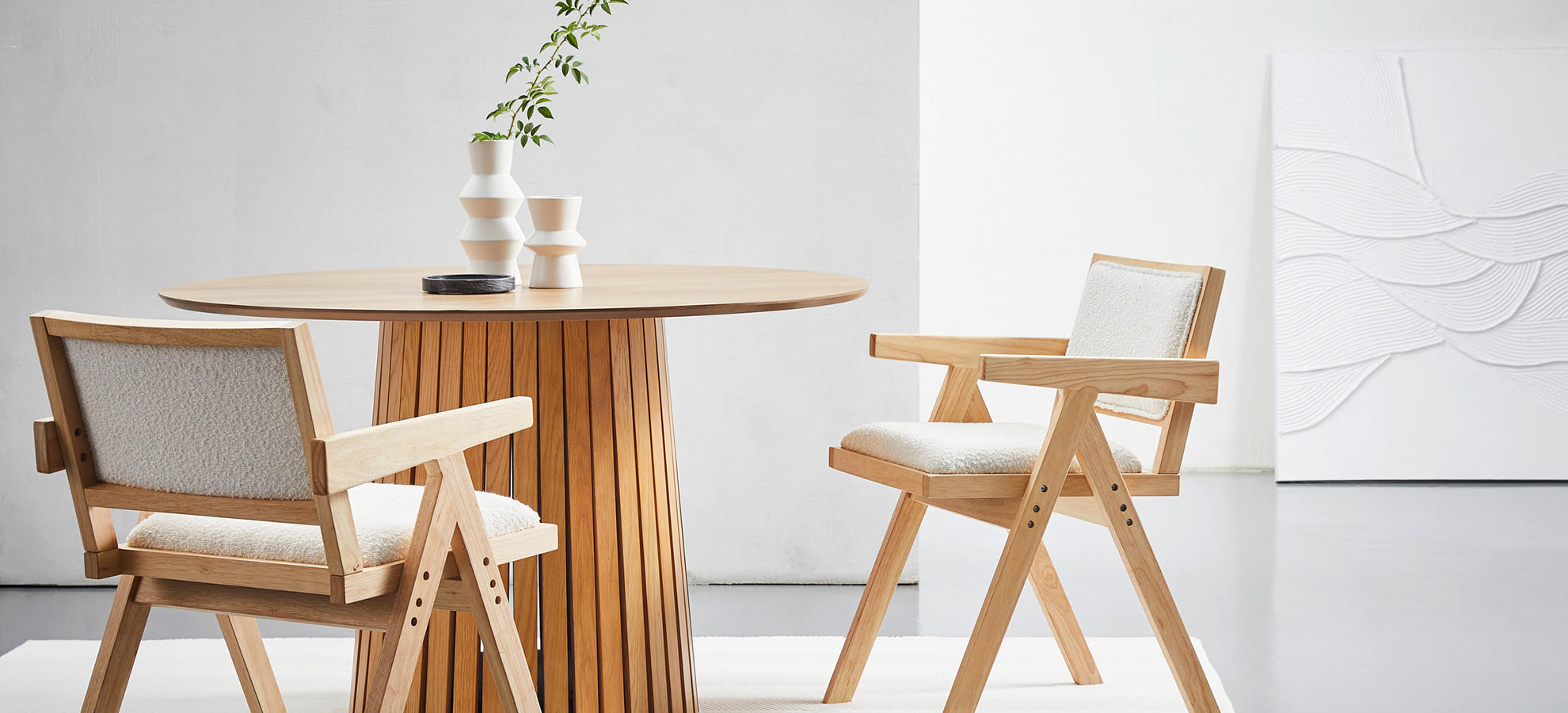 okrúhly stôl, stolička s podrúčkami