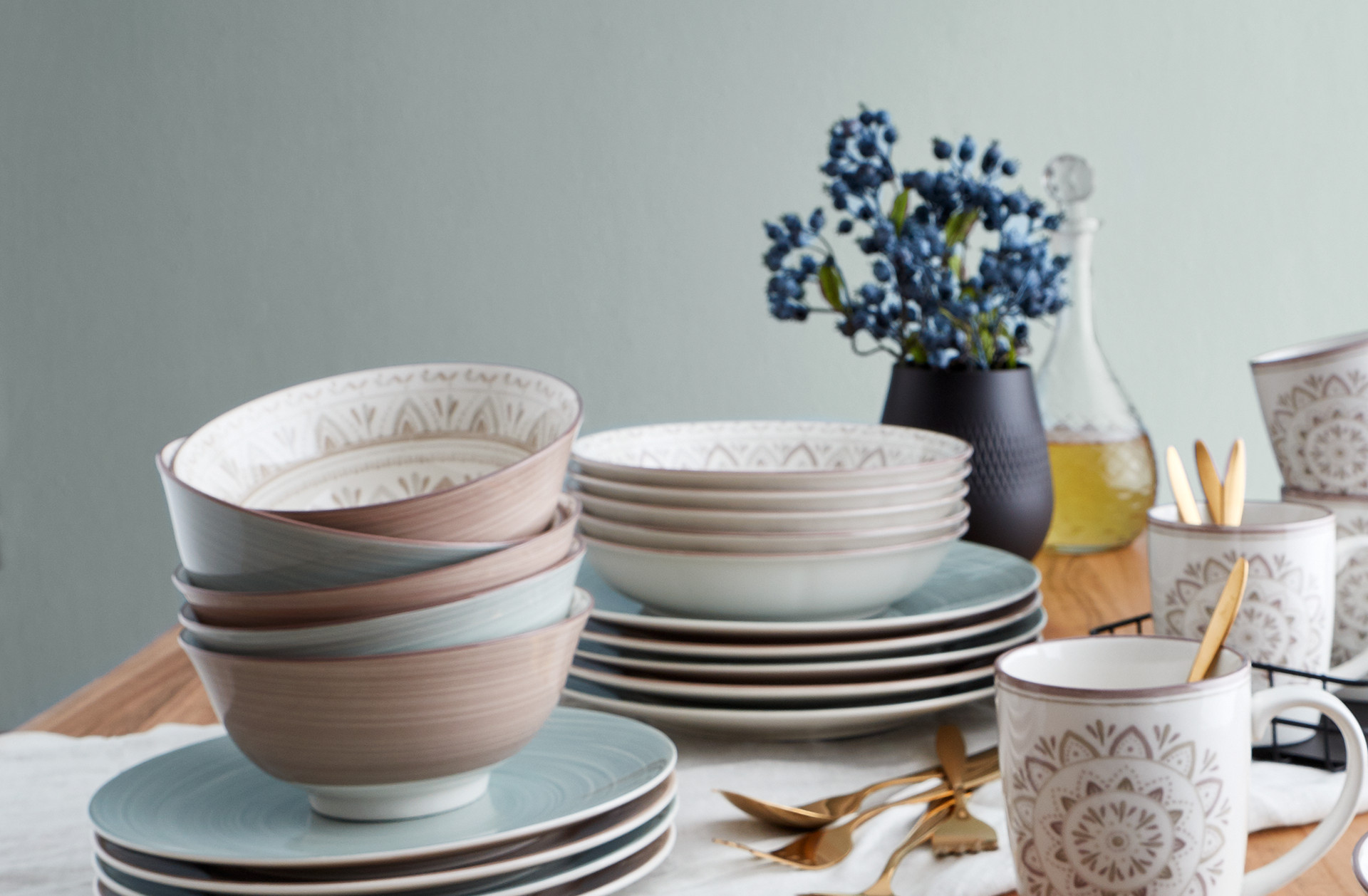 keramický riad s geometrickými vzormi pre moderné stolovanie - misky a taniere v pastelových farbách