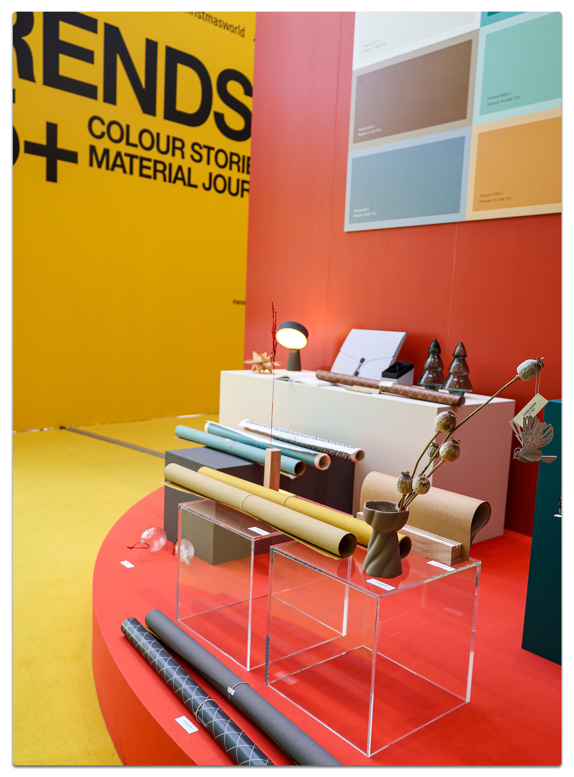 Auslage von Produkten in einem Raum mit dem Hinweis Trends 25+ auf der Ambiente Messe 2025