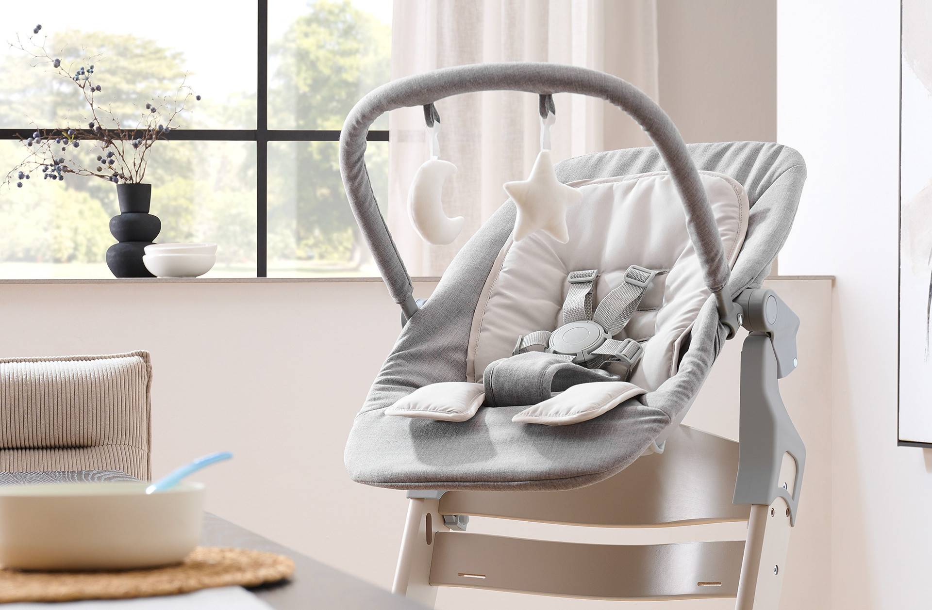 Sivé detské ležadlo s bezpečnostnými pásmi, detské hojdacie kreslo pre novorodencov a dojčatá