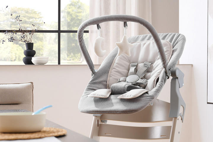 Sivé detské ležadlo s bezpečnostnými pásmi, detské hojdacie kreslo pre novorodencov a dojčatá