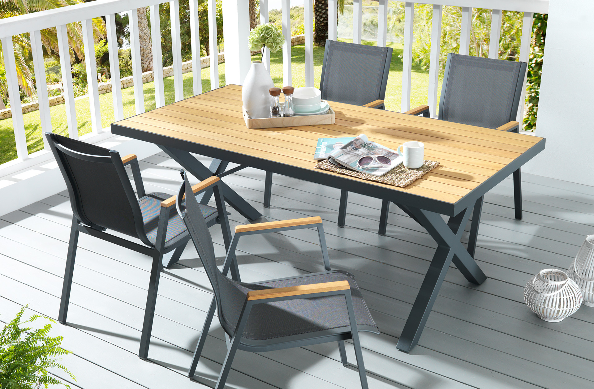 Moderný záhradný jedálenský set, vonkajší stôl s piatimi stoličkami - vonkajší nábytok ideálny na letné posedenia a stolovanie na čerstvom vzduchu