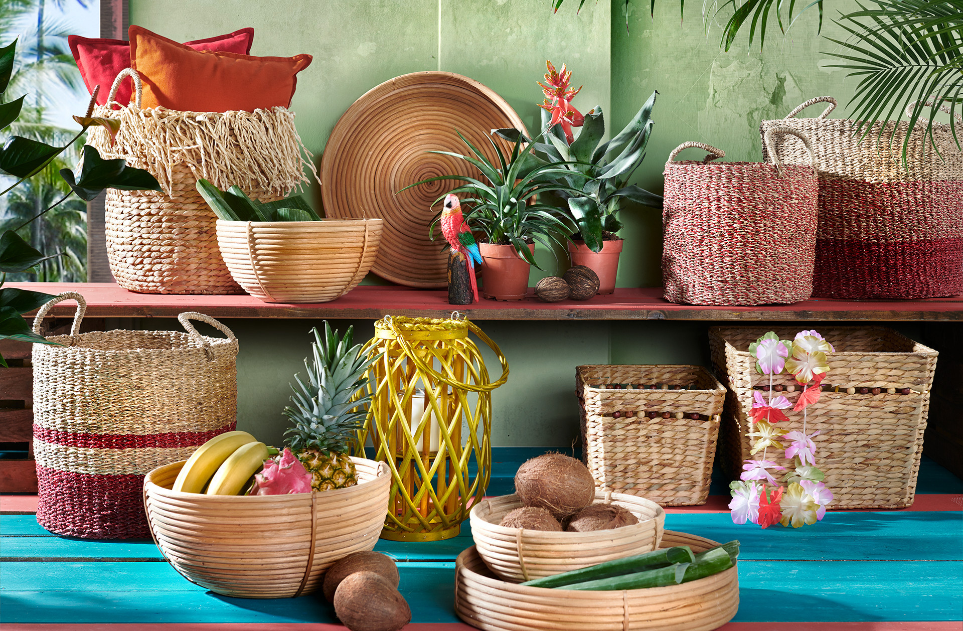 Prírodné prútené koše a ratanové dekorácie, košíky s exotickým ovocím, dekorácia papagáj, havajský náhrdelník z kvetov (lei)