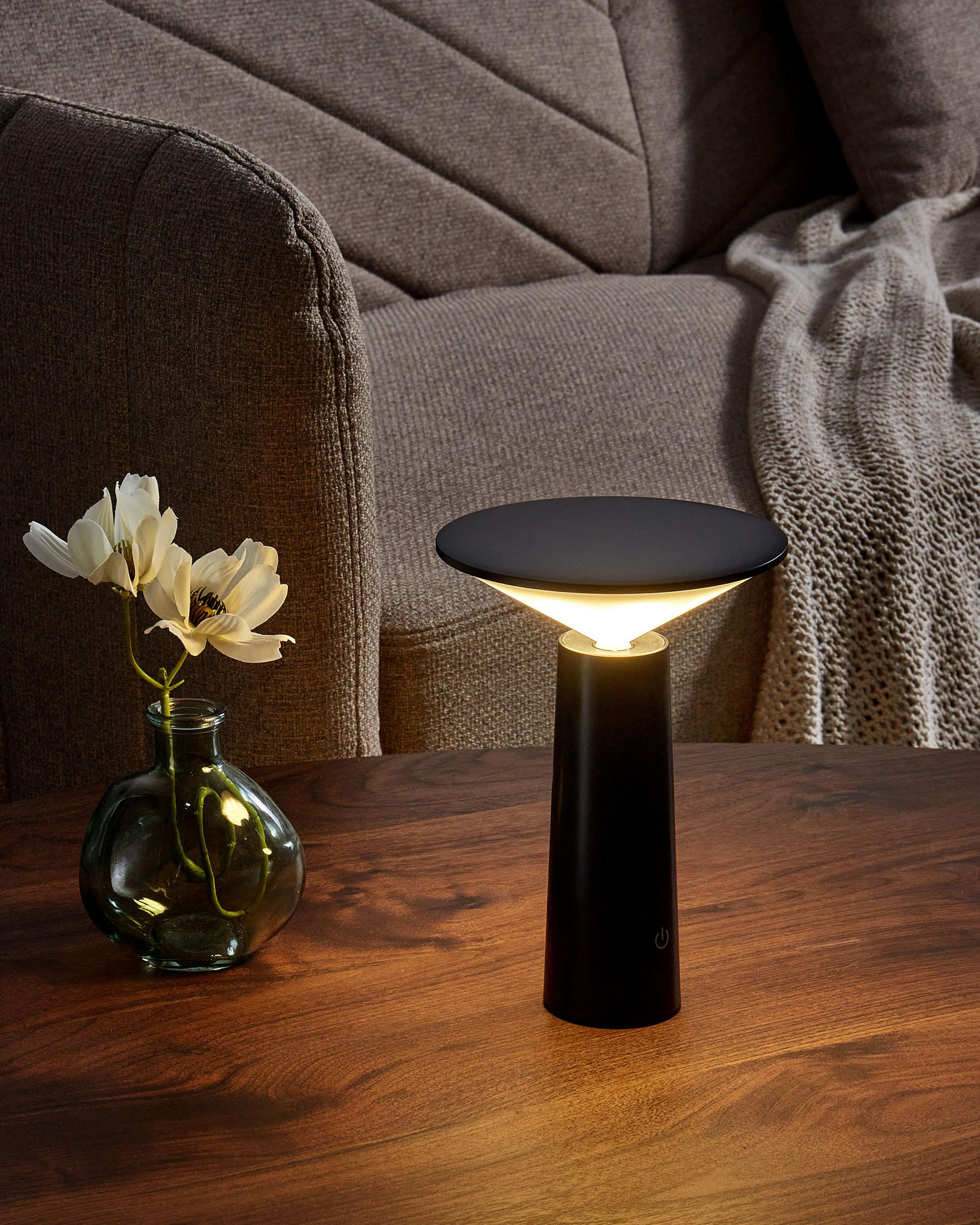 LED-TISCHLEUCHTE Schwarz Levira - Schwarz, Metall (14/14/19cm) - Beliani