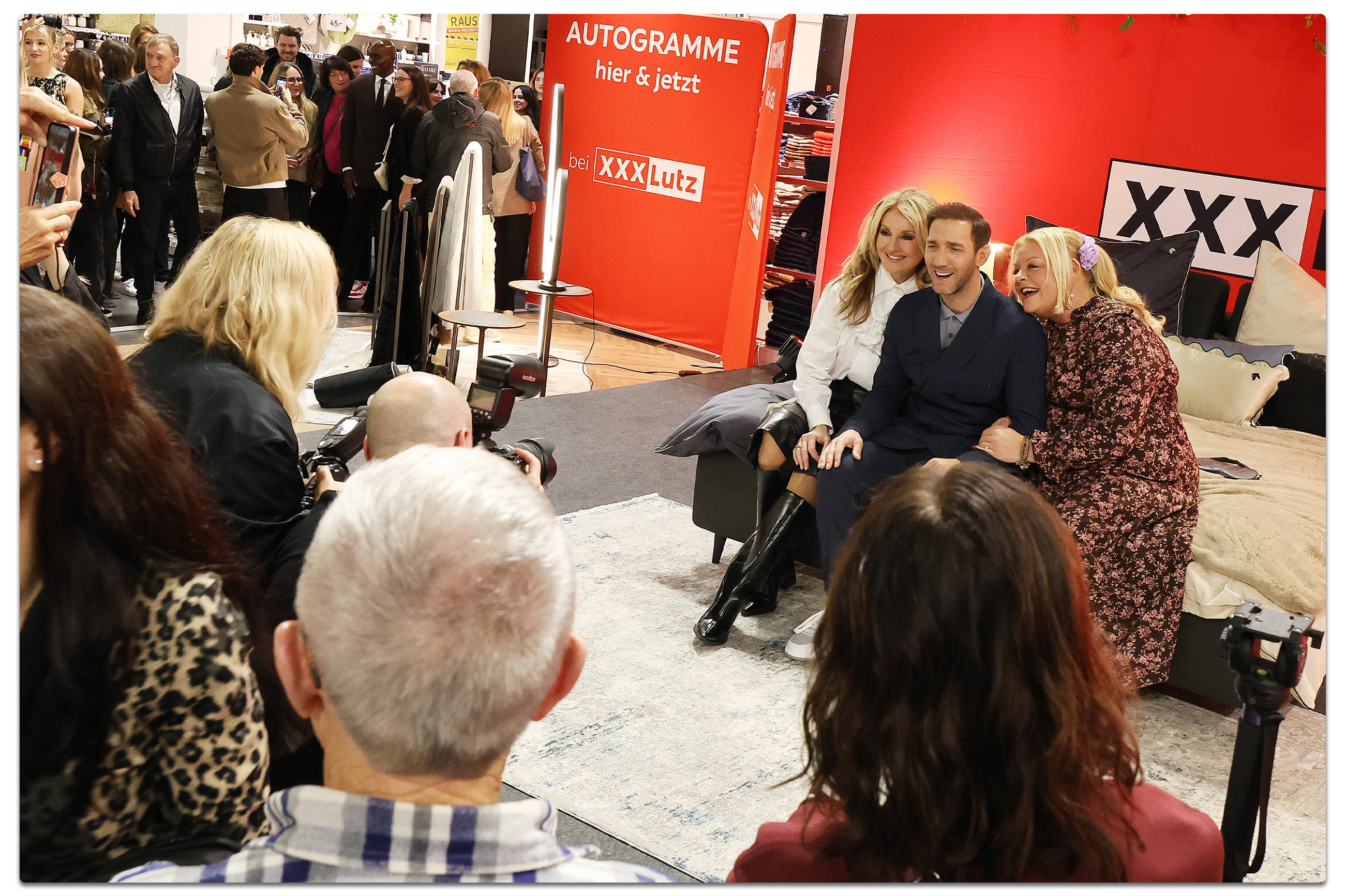 Exklusives Event bei XXXLutz Nürnberg: Marcel Remus stellt seine luxuriöse Bettwäsche-Kollektion vor, Autogrammstunde in stilvollem Ambiente.