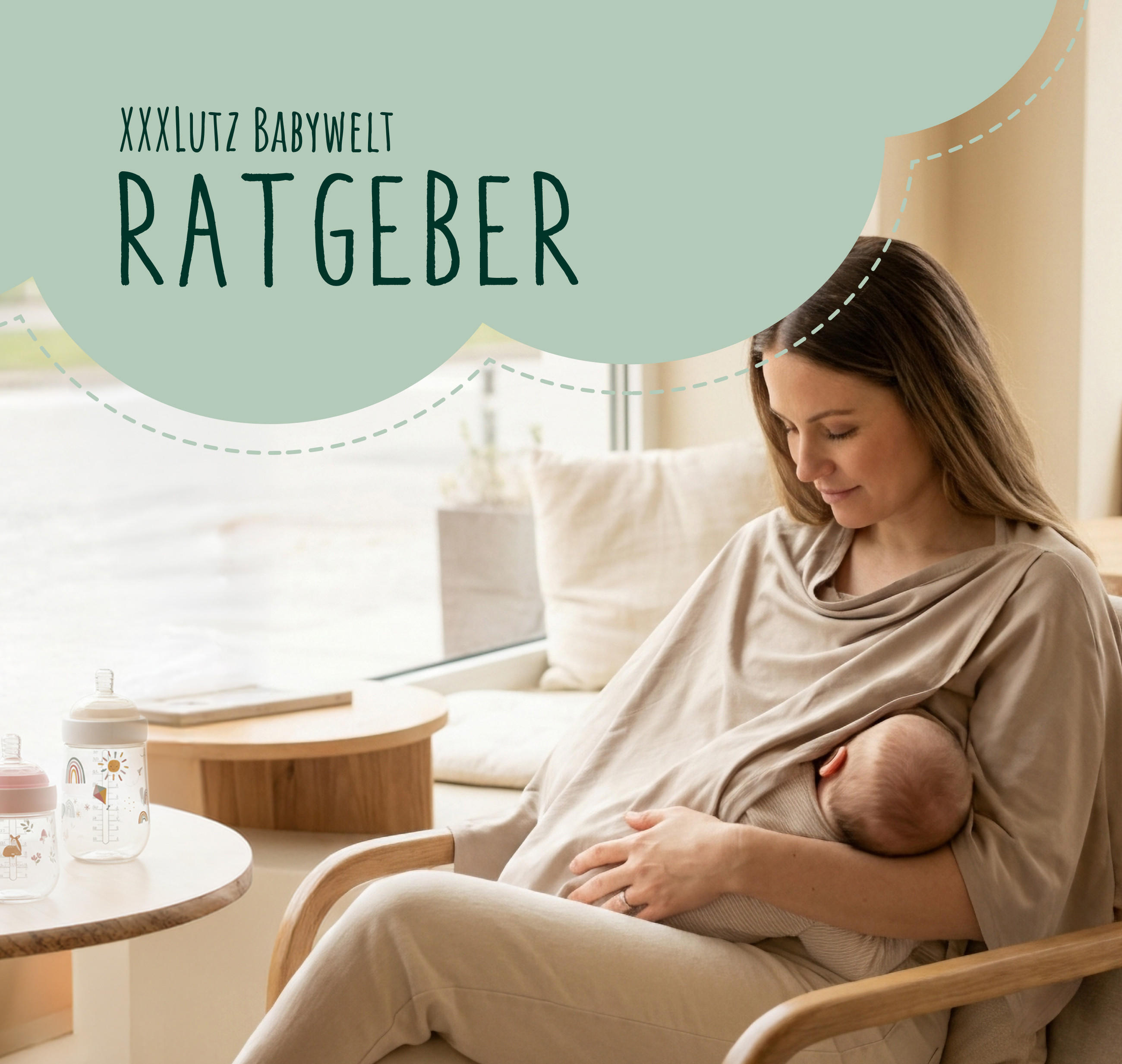 Ratgeber zu Stillen oder Flasche. Eine Schwangere Frau sitzt in einem Sessel und hält ein Baby im Arm in einem hellen, gemütlichen Raum mit runden Holztischen.