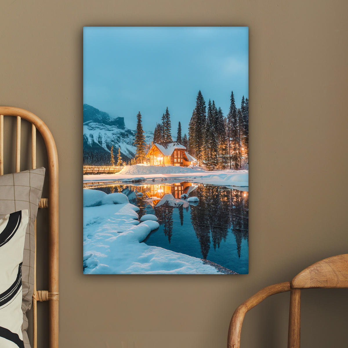 LEINWANDBILD Winterlandschaft - Natur - Haus - Berge - Schnee 60x90 cm - Hellblau, Textil (60/90cm) - MuchoWow