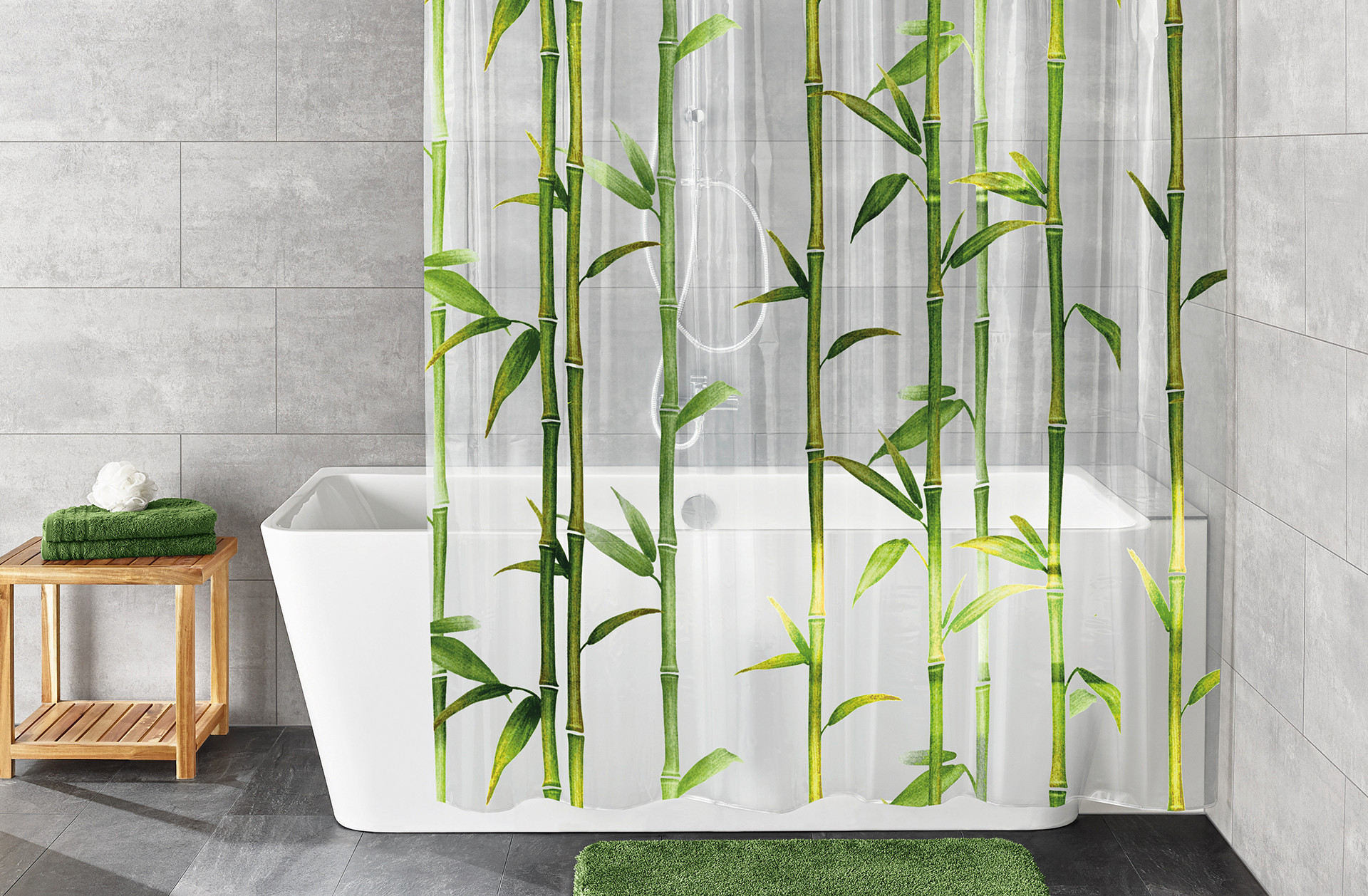Vaňa v rohu, záves s motívom bambus, drevený odkladací stolík, zelené uteráky, zelený koberček pred vaňou