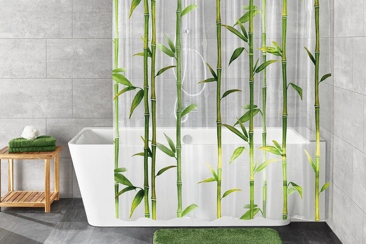 Vaňa v rohu, záves s motívom bambus, drevený odkladací stolík, zelené uteráky, zelený koberček pred vaňou