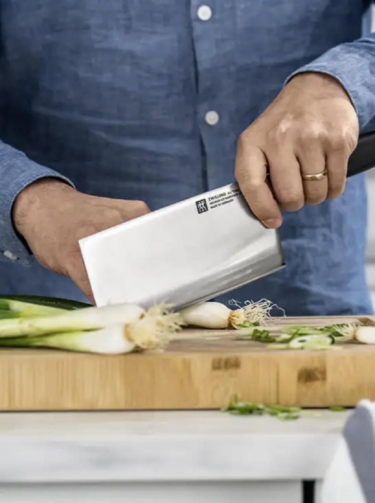 HACKMESSER – Style 180 mm – Chinesisches Kochmesser, Breite Klinge, Rostfreier Spezialstahl, Ergonomischer Griff, Hohe Schneidhaltigkeit - Silberfarben, Metall (30cm) - Zwilling