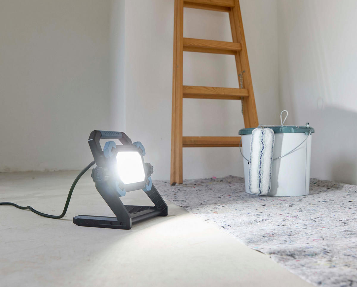 LED-ARBEITSSTRAHLER - 55 W mit 4500 Lumen, dimmbar, Tageslicht 5000 K, Steckdose und Kabelaufwicklung, IP54 - Schwarz, Metall (28/26.7/18.7cm) - Northpoint