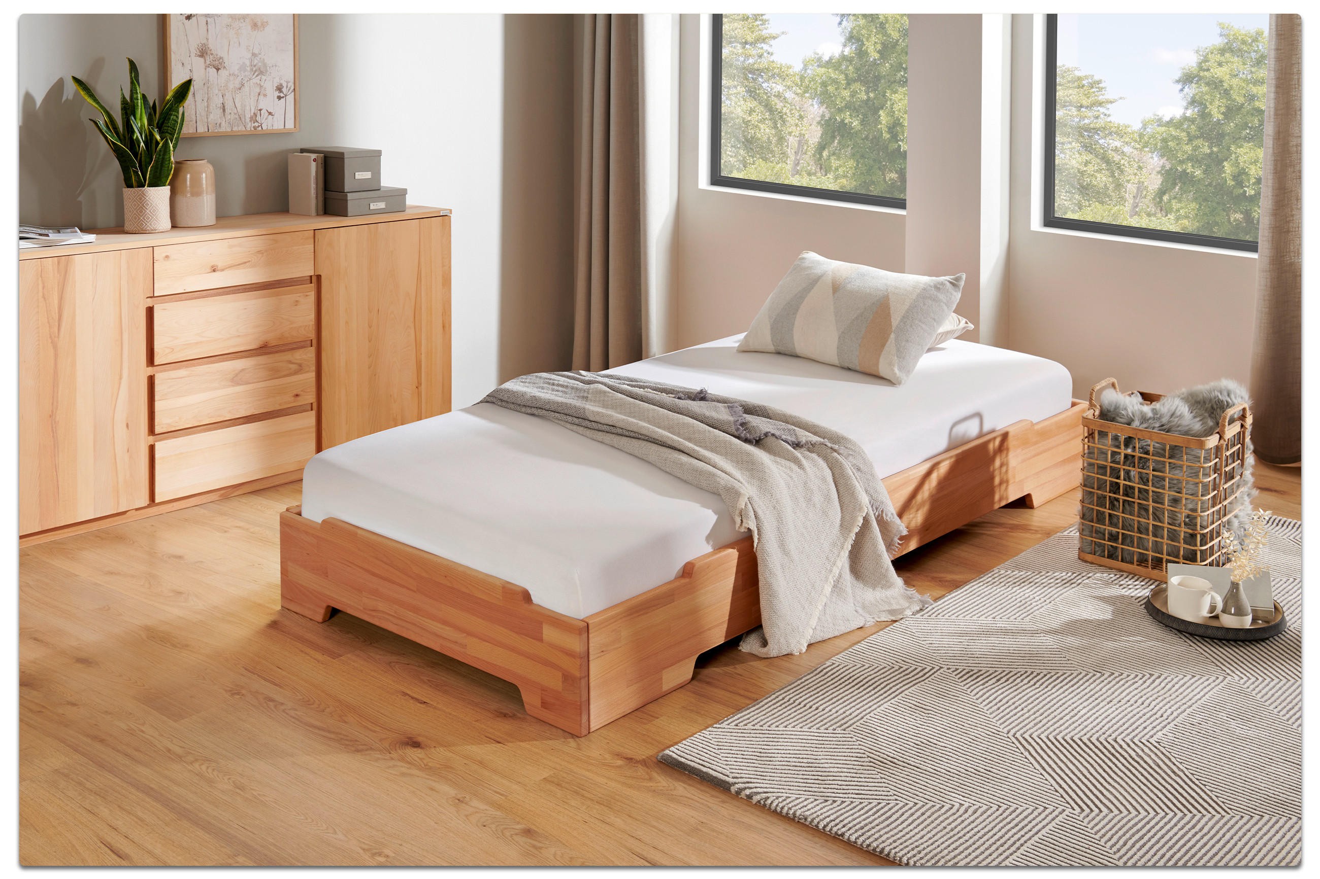Ein einladendes Gästebett in einem stilvollen Schlafzimmer, ausgestattet mit frischen Bettlaken und dekorativen Kissen.