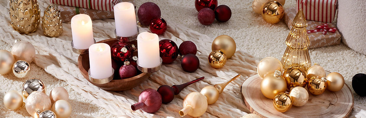 Christbaumkugeln in verschiedenen Farben