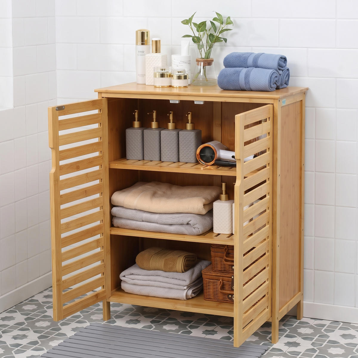 BADRUMSSKÅP Bambu sidoskåp med 2 jalusidörrar & hyllor - Naturfärgad, Naturmaterial (68/86/32cm) - Urban Meuble