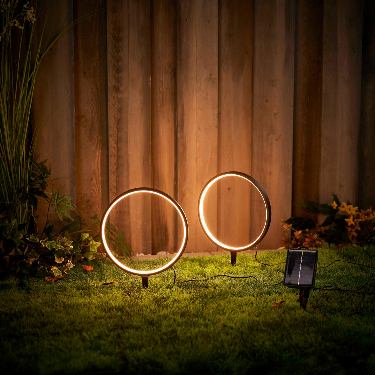 SOLAR-LED-GARTENSTECKER - warmweiß mit Dämmerungssensor und wetterfestem Design für stimmungsvolle Außenbeleuchtung - Weiß, Kunststoff (1.7/25.5/41cm) - Northpoint