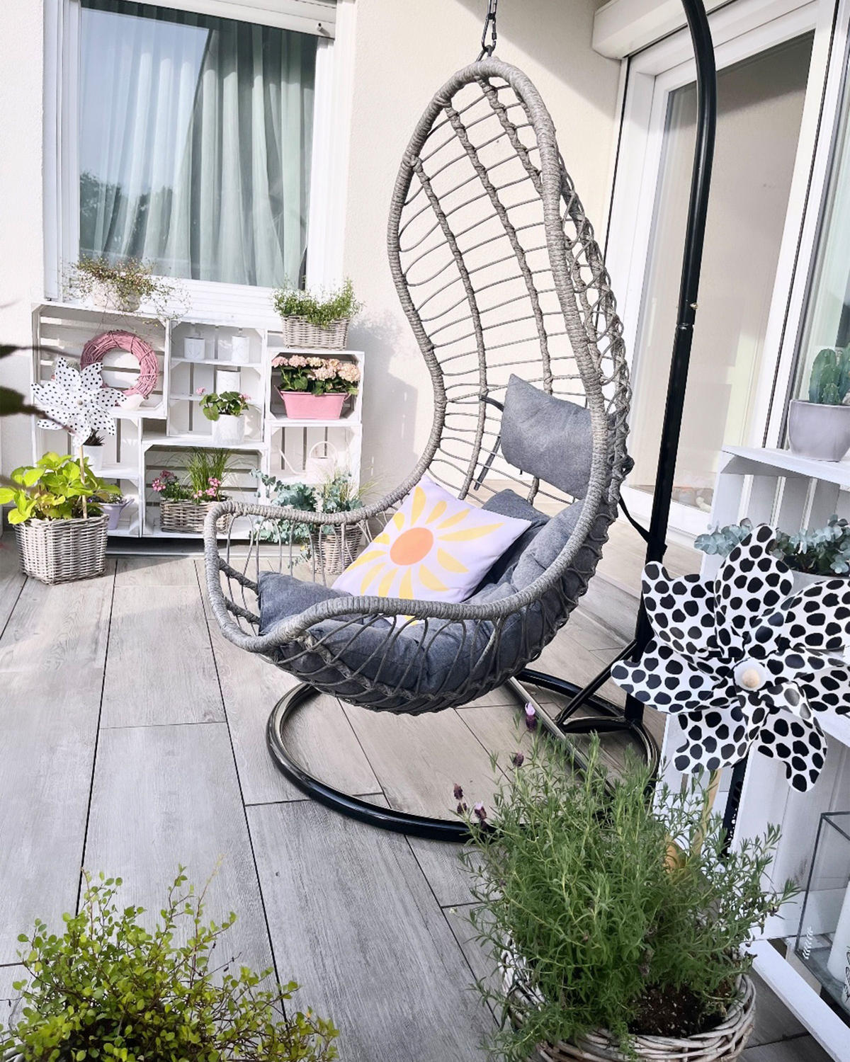 HÄNGESESSEL mit Gestell PE Rattan grau 97 cm Pineto - Grau, Kunststoff (80/199/97cm) - Beliani