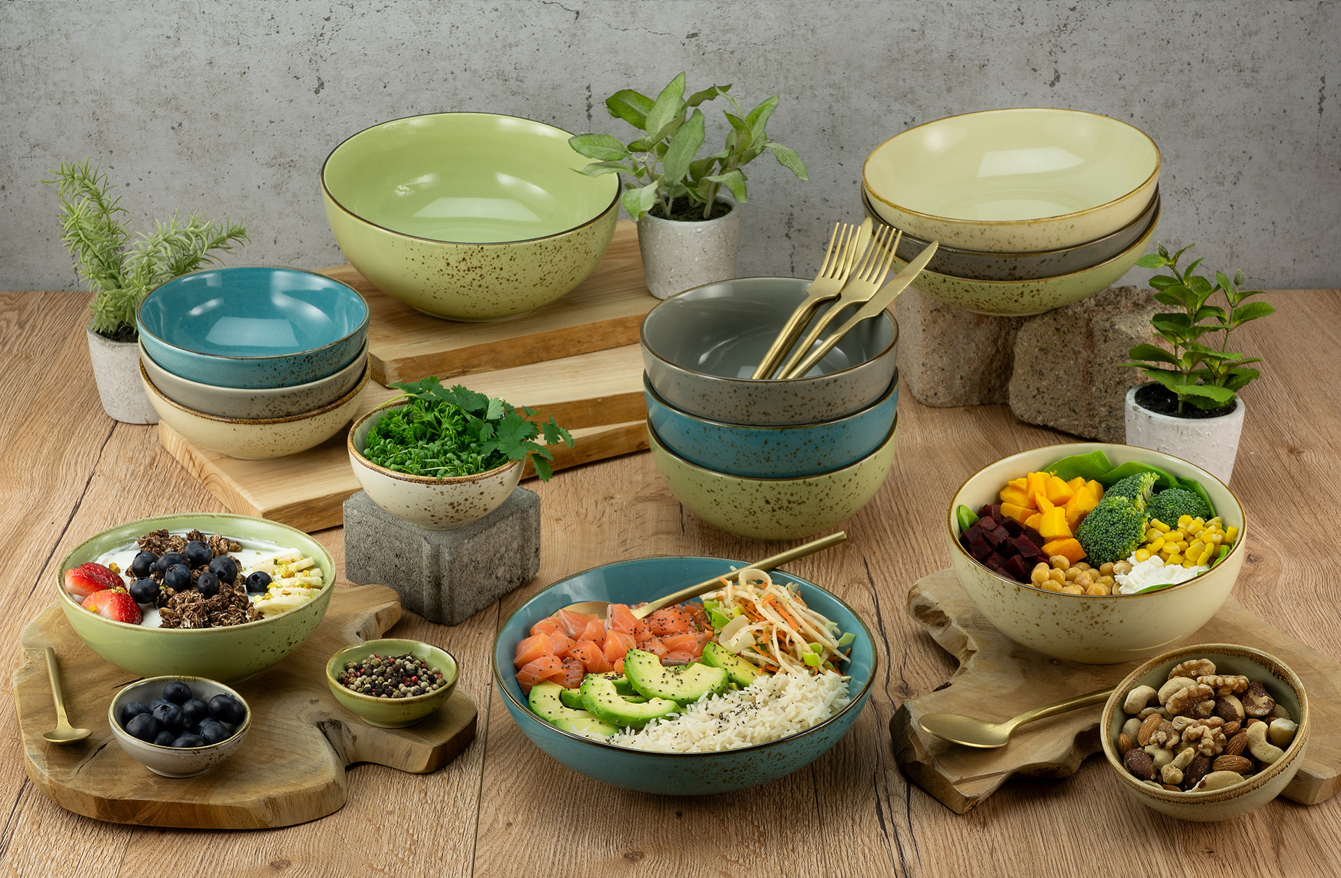 Online only misky, poke bowl losos, mango, miska s orechmi, pastelové misky, keramické misky, príbor v zlatej farbe