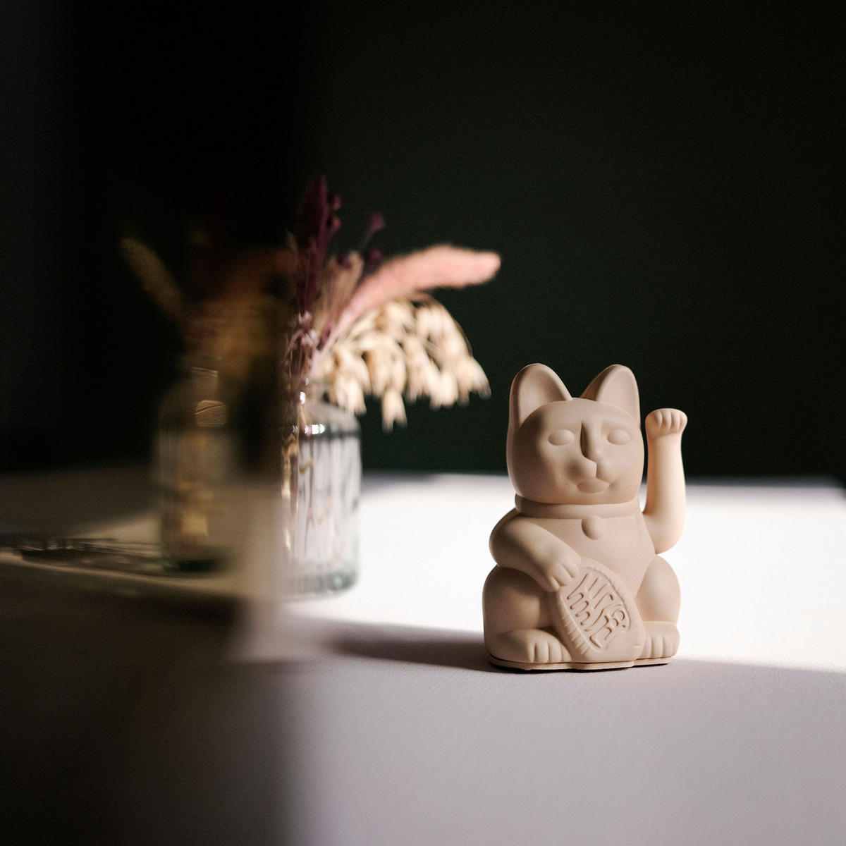 WINKEKATZE Lucky Cat Mini Maneki Neko, Kunststoff, Ocker, 9.8 cm - Braun, Kunststoff (5.2/9.8/6.7cm) - Donkey Products