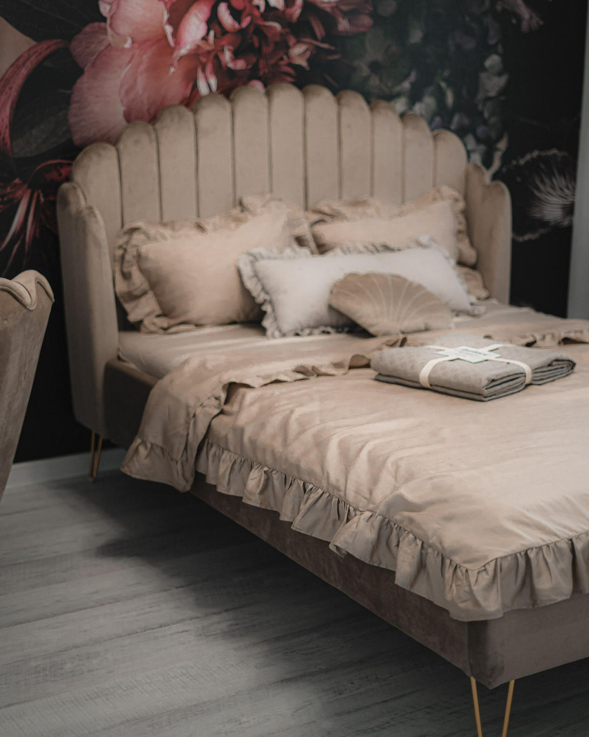 POSTEL s roštem 140/200 cm Sametová látka Taupe Ambillou - šedohnědá, textil (140/200cm) - Beliani