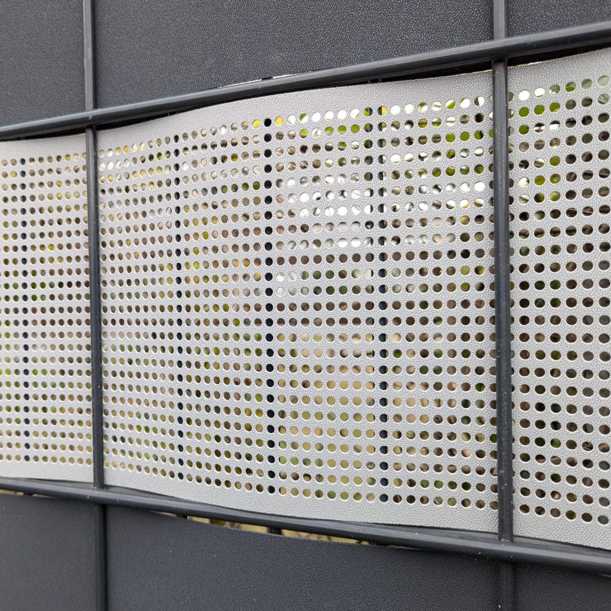 SICHTSCHUTZSTREIFEN PP Premium Gelocht 30 Prozent Streifen Fenstergrau 2,55m - Hellgrau, Kunststoff (255/19cm) - ZAUN|ZU