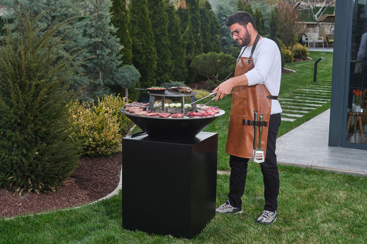 FEUERSCHALE mit Grillring FUEGO Schwarz Ø 85 cm Grillfläche 105 kg - Schwarz, Metall (60/114.5/78.5cm) - The Favilla