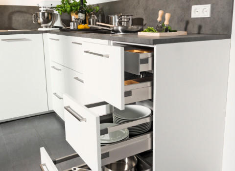 Küche mit offenen Laden, Detail der Küche, Weiße Küche, Graue Arbeitsplatte