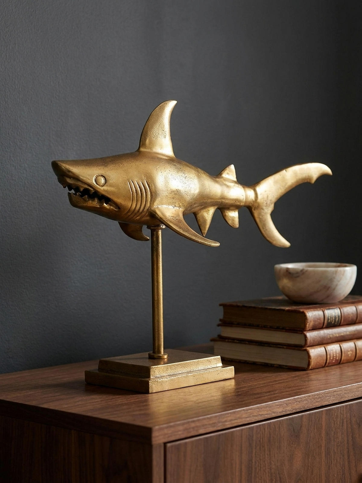 DEKOFIGUR Hai Aluminium 70 cm mit Sockel im maritimen Stil, Gold 70x27x49 cm - Goldfarben, Metall (70/49/27cm) - KADIMA DESIGN