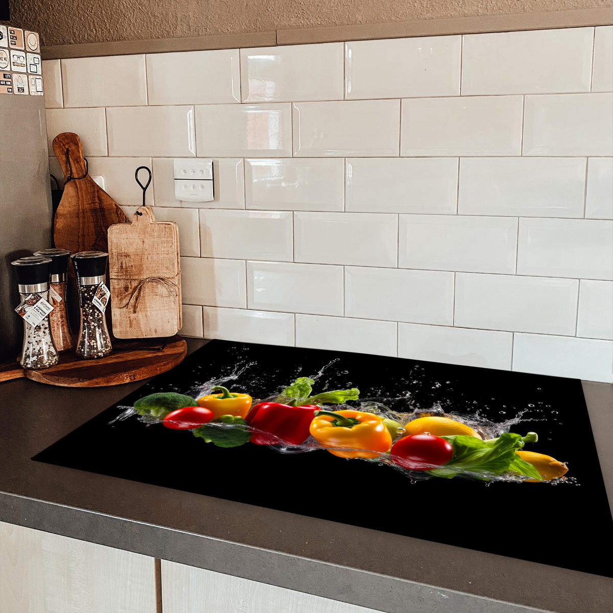HERDABDECKPLATTE Paprika - Wasser - Gemüse - Schwarz Induktionsmatte 77x51 cm - Multicolor, Kunststoff (77/51/0.2cm) - MuchoWow