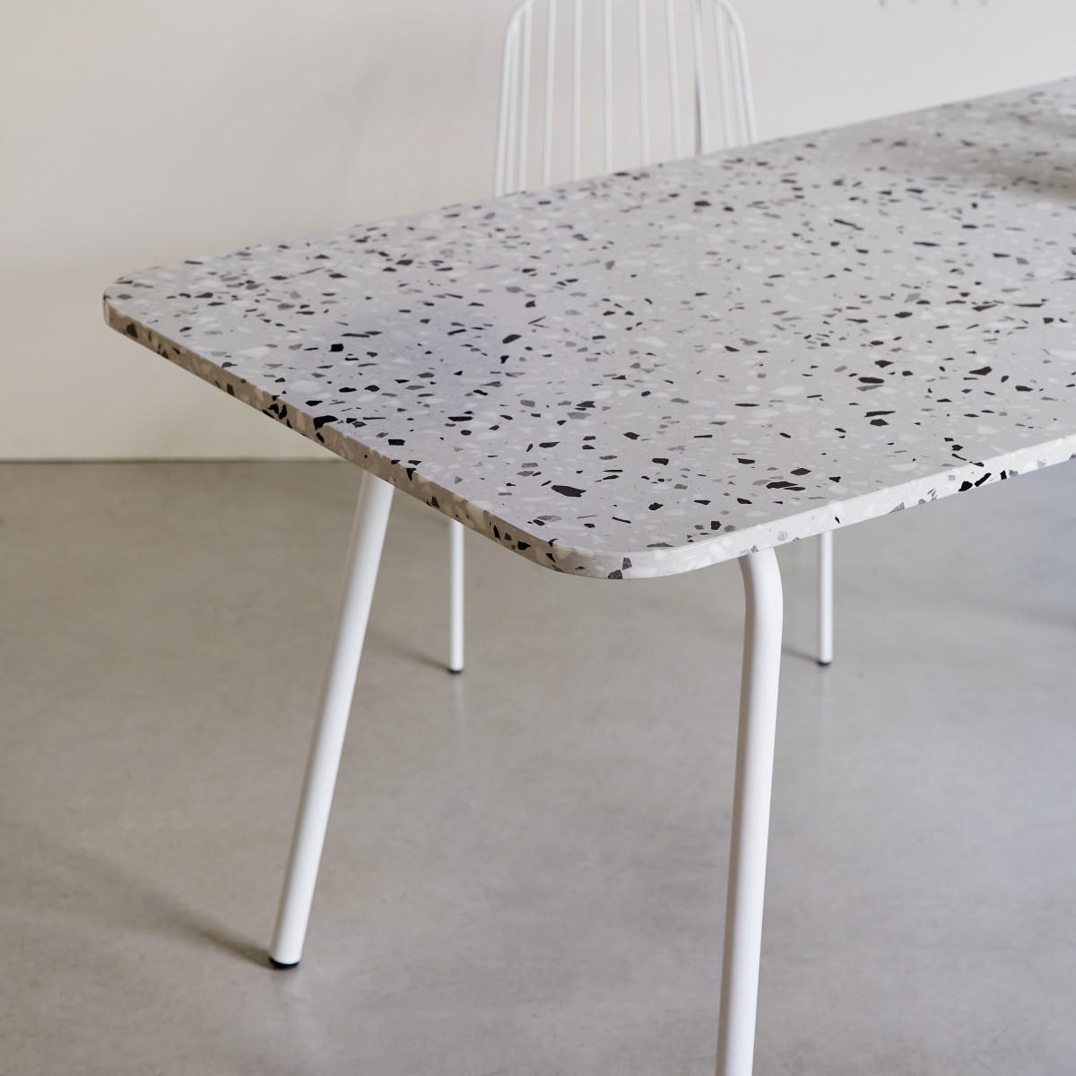 TISCH Elio Weiß aus Premium-Terrazzo - Weiß, Stein (90/160/76cm) - Tikamoon