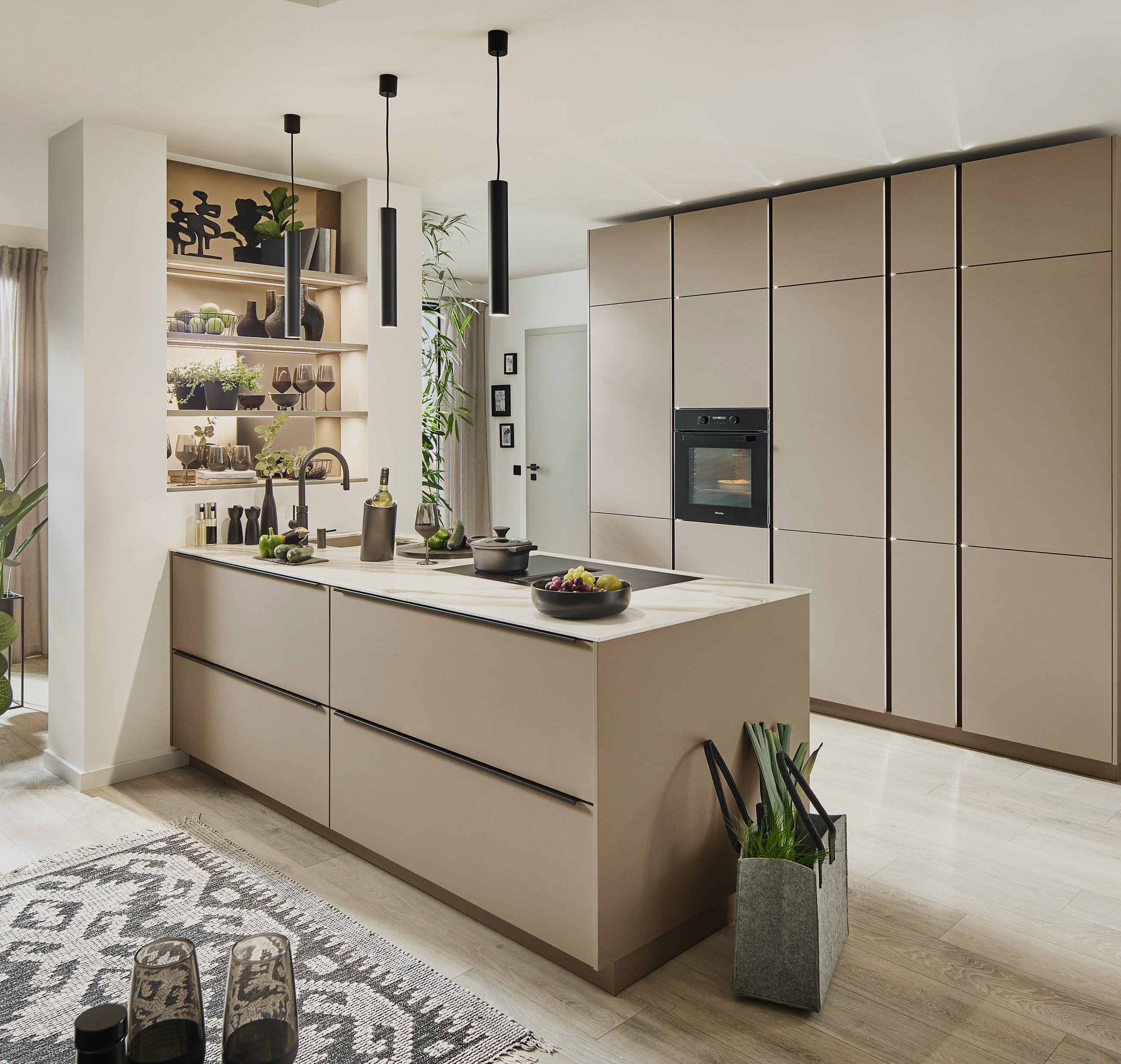 Grifflose Markenküche in heller Pastellfarbe mit modernen Küchenelektrogeräten und pasender Küchenausstatung.