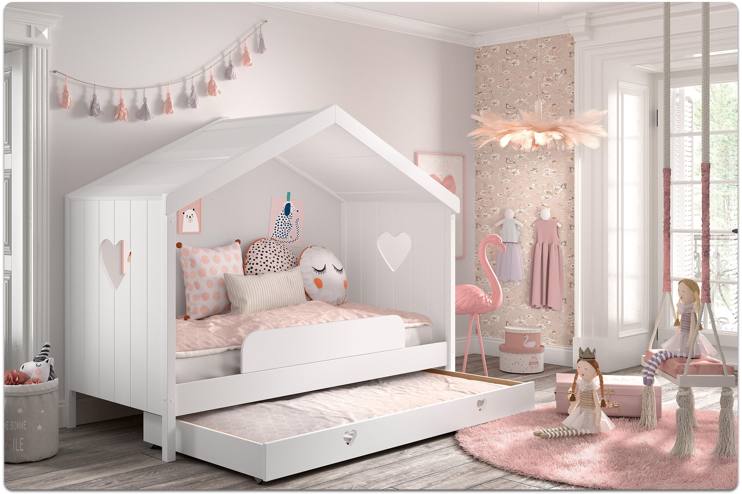 Kinderzimmer mit weißem Hausbett, rosa Bettwäsche, Kuscheltieren, rosa Teppich, Schaukel und Flamingo-Dekoration.